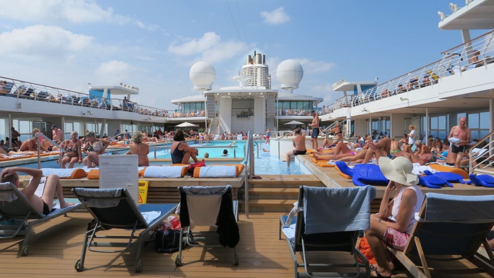Passagiere eines Kreuzfahrtschiffs am Pool: Forscher wollten Licht ins Dunkel bringen beim Thema Straftaten&nbsp; an Bord und stießen auf wenig Auskunftsbereitschaft (Symbolbild).Andrea Warnecke/dpa