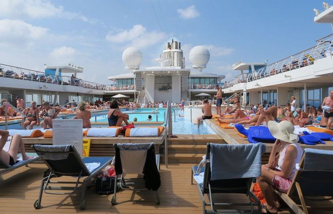 Passagiere eines Kreuzfahrtschiffs am Pool: Forscher wollten Licht ins Dunkel bringen beim Thema Straftaten&nbsp; an Bord und stießen auf wenig Auskunftsbereitschaft (Symbolbild).<span class='image-autor'>Andrea Warnecke/dpa</span>