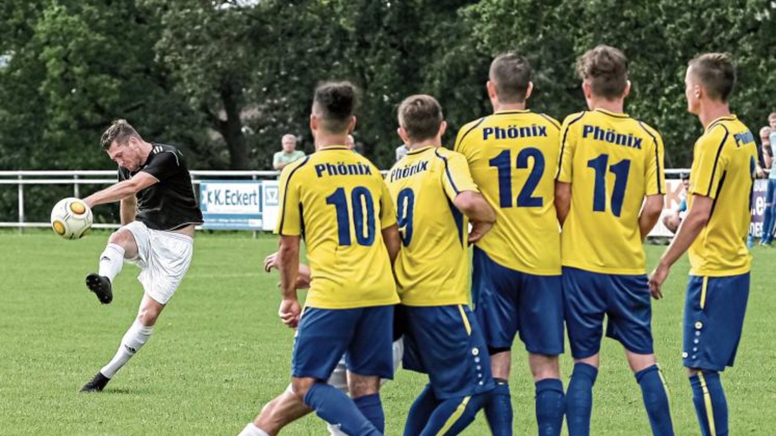 Auch ohne einen Treffer bei diesem Freistoß von Martin Maier ist dem SV Illingen im Derby gegen Bezirksliga-Absteiger TSV Phönix Lomersheim ein Sieg gelungen. Foto: Simecek Auch ohne einen Treffer bei diesem Freistoß von Martin Maier ist dem SV Illingen im Derby gegen Bezirksliga-Absteiger TSV Phönix Lomersheim ein Sieg gelungen. Foto: Simecek