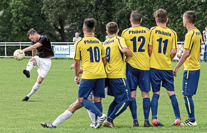 Auch ohne einen Treffer bei diesem Freistoß von Martin Maier ist dem SV Illingen im Derby gegen Bezirksliga-Absteiger TSV Phönix Lomersheim ein Sieg gelungen. Foto: Simecek