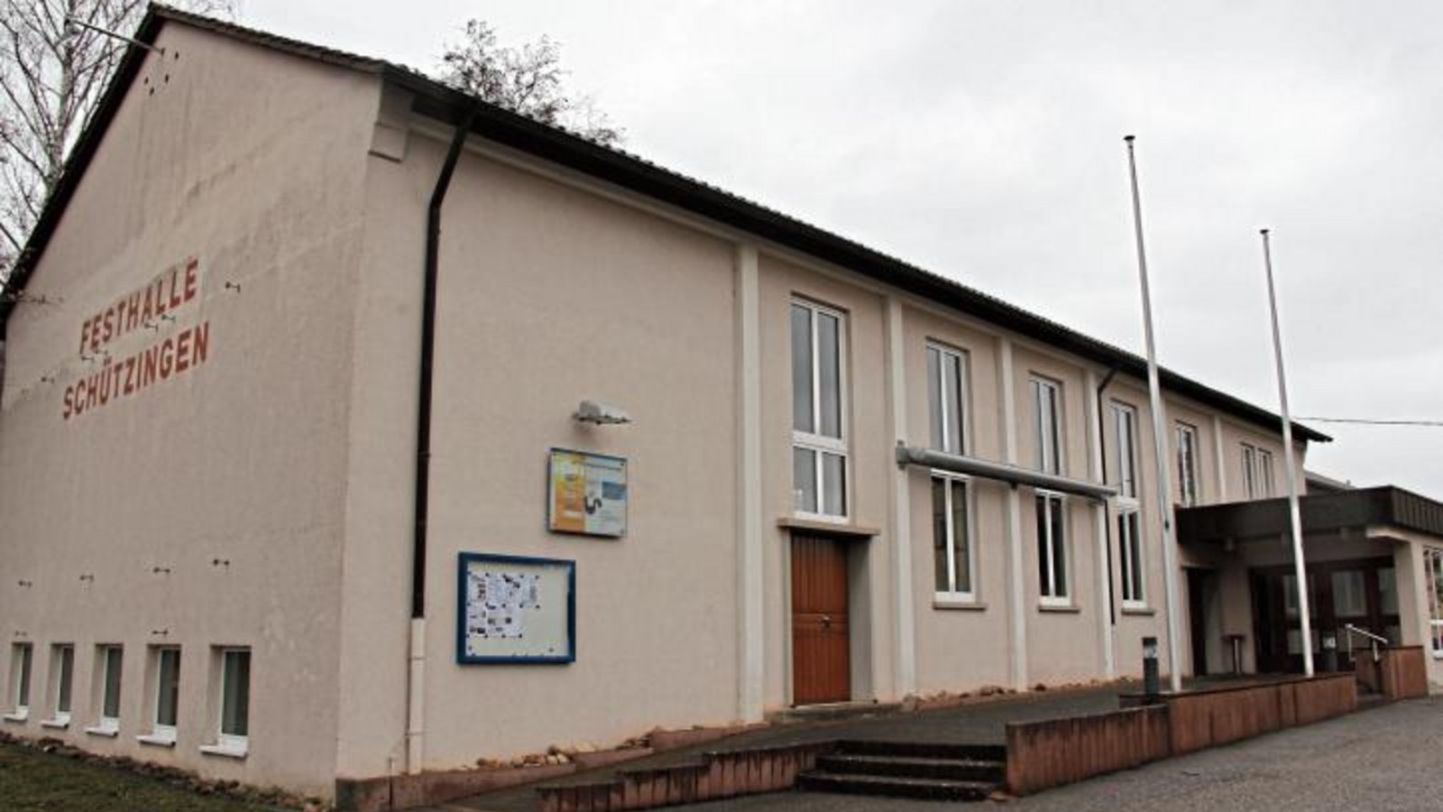 Die Festhalle inklusive Kindertagesstätte in Schützingen soll saniert werden. Foto: Romanowski Die Festhalle inklusive Kindertagesstätte in Schützingen soll saniert werden. Foto: Romanowski