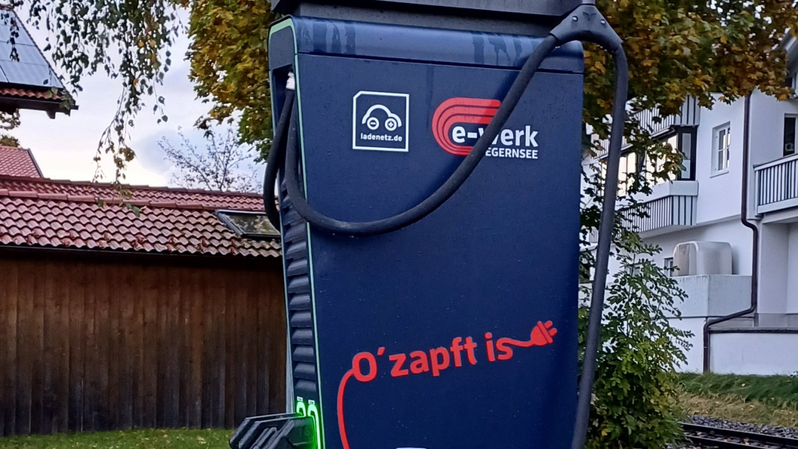 Aufschrift auf einer bayerischen Ladestation, passend zur Volksfestzeit.  Foto: Rücker