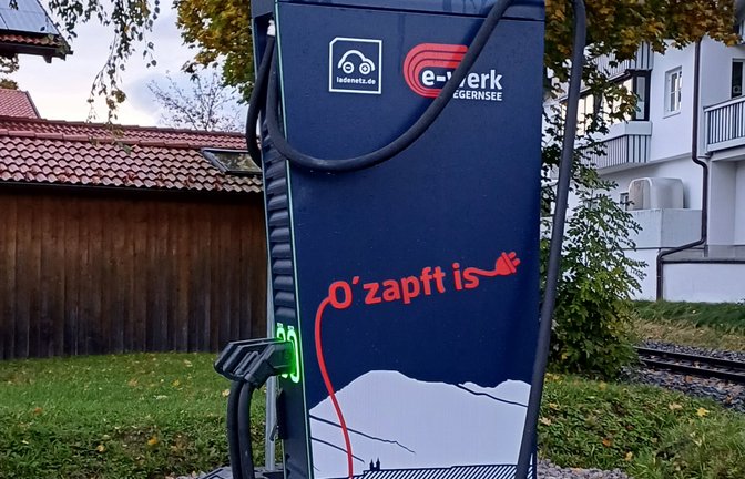 Aufschrift auf einer bayerischen Ladestation, passend zur Volksfestzeit.  <span class='image-autor'>Foto: Rücker</span>
