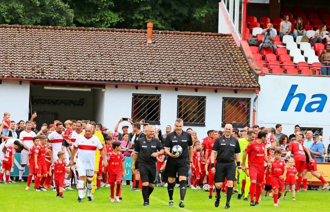 Beim Legendenspiel für den guten Zweck, VfB-Traditionself gegen Golden Team TSG Backnang, war das Etzwiesenstadion noch nicht beeinträchtigt.<span class='image-autor'>Eva Herschmann</span>