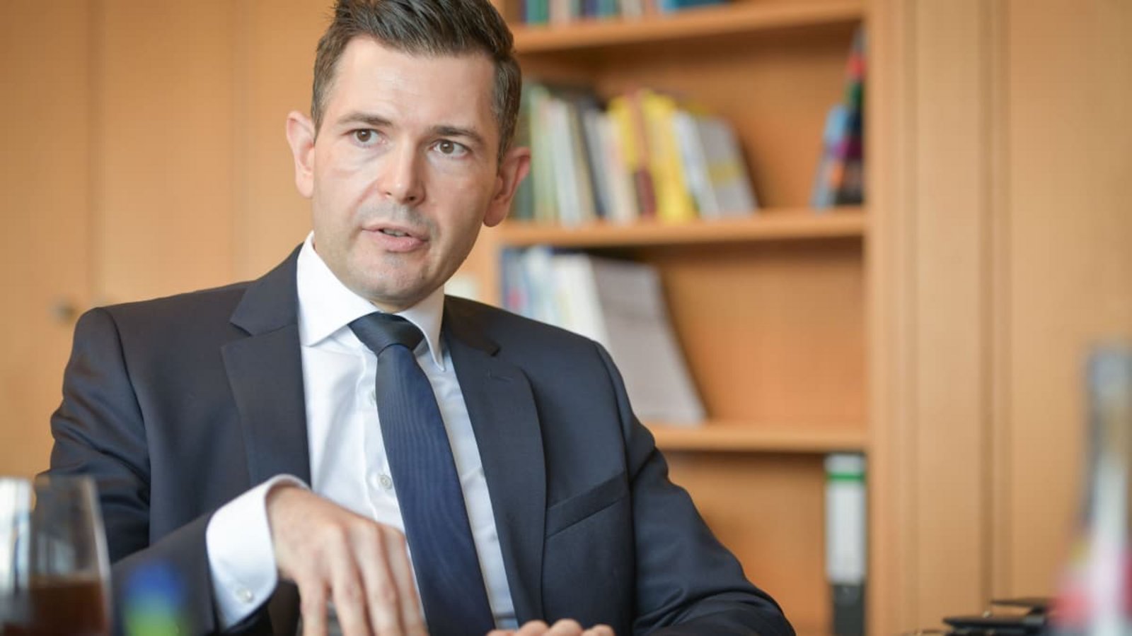 CDU, Vogt: Stuttgart, Haus der Abgeordneten, Gespräch mit Tobias Vogt.
Ist ein deutscher Politiker. Er ist seit 2021 Abgeordneter im Landtag von Baden-Württemberg und seit 2026 Vorsitzender der dortigen CDU-Fraktion.Max Kovalenko CDU, Vogt: Stuttgart, Haus der Abgeordneten, Gespräch mit Tobias Vogt.
Ist ein deutscher Politiker. Er ist seit 2021 Abgeordneter im Landtag von Baden-Württemberg und seit 2026 Vorsitzender der dortigen CDU-Fraktion.Max Kovalenko