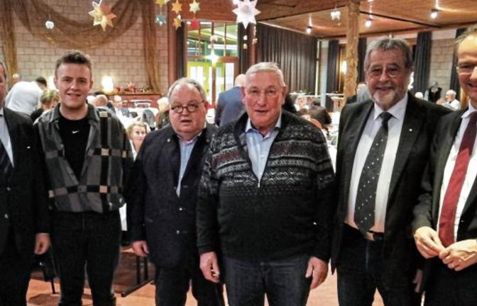 Ehrung beim CDU-Kreisverband: Kreisvorsitzender Gunther Krichbaum (von rechts), Rudi Lang, Dieter Straub, die Stadträte Günter und Johannes Bächle und der ehemalige baden-württembergische Ministerpräsident Stefan Mappus.  Foto: p
