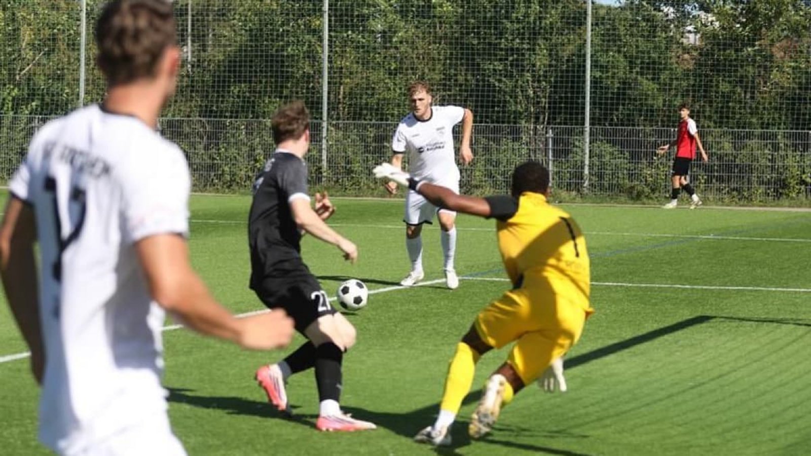 Die SKV Rutesheim startete stark: Markus Wellert (hi.) legte nach dem 1:0 (Foto) nur wenig später das 2:0 nach - doch dann nahm die Partie einen anderen Lauf.Andreas Gorr Die SKV Rutesheim startete stark: Markus Wellert (hi.) legte nach dem 1:0 (Foto) nur wenig später das 2:0 nach - doch dann nahm die Partie einen anderen Lauf.Andreas Gorr