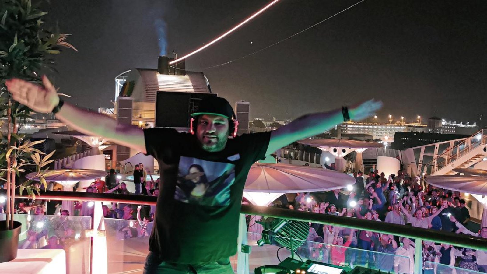 Als DJ Marci sorgt Marcel Tünhof für Stimmung unter den Kreuzfahrtgästen. Hier auf der Aida Blu im Hafen von Venedig. Foto: p Als DJ Marci sorgt Marcel Tünhof für Stimmung unter den Kreuzfahrtgästen. Hier auf der Aida Blu im Hafen von Venedig. Foto: p