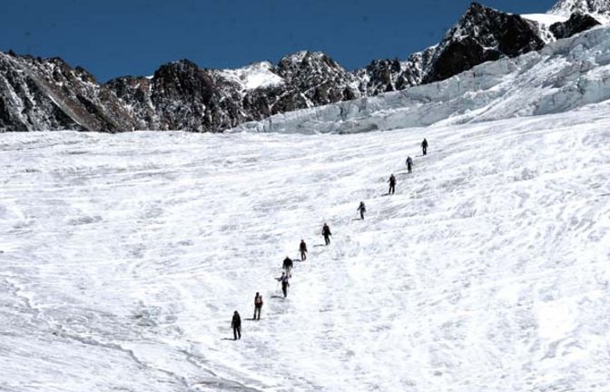 In Seilschaften gehen die Kreisräte über den Pitztal-Gletscher. Foto: Elsässer