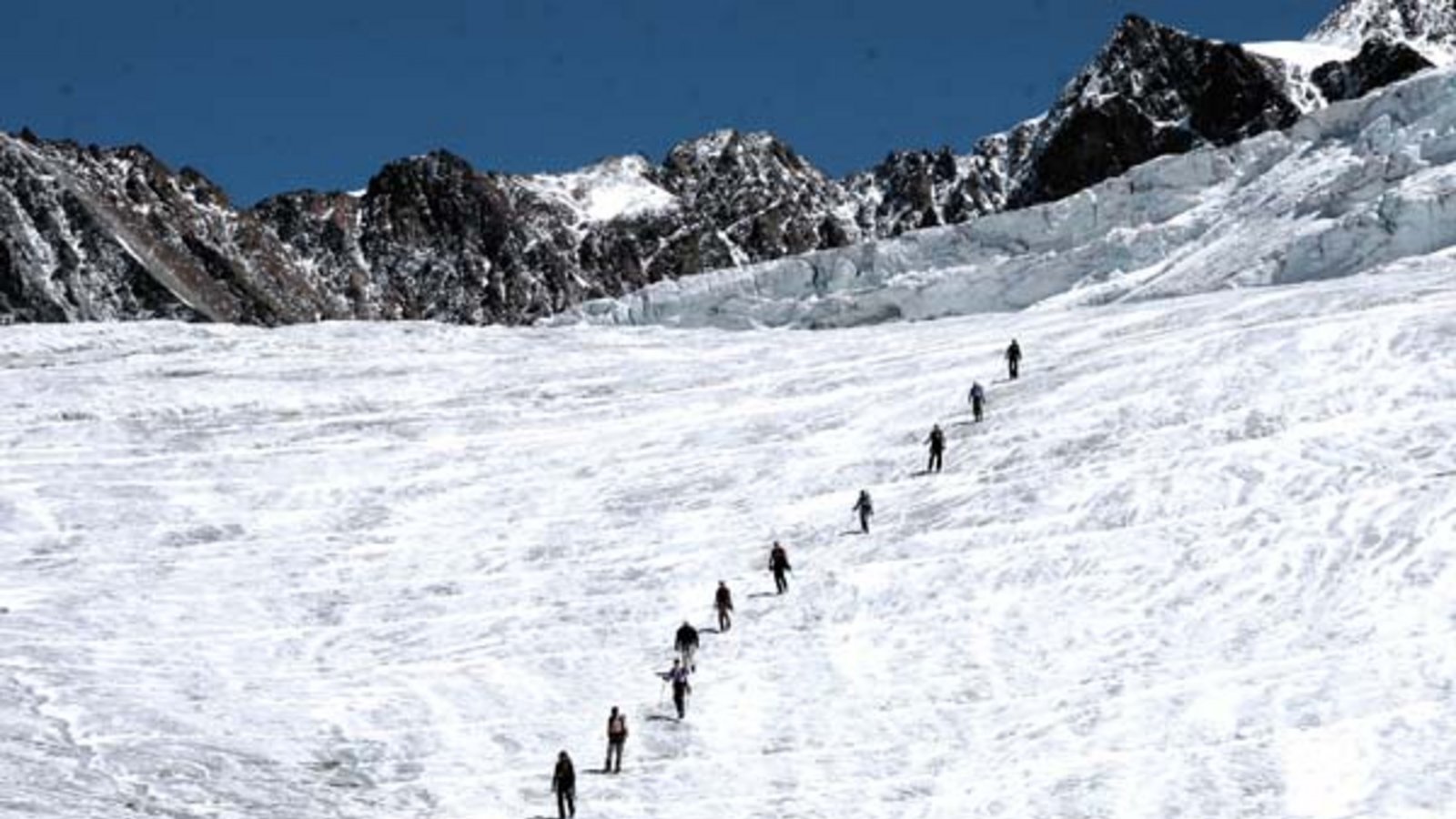 In Seilschaften gehen die Kreisräte über den Pitztal-Gletscher. Foto: Elsässer