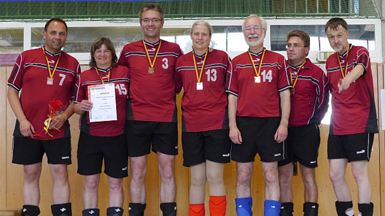 Die erfolgreiche Mixed-45-Mannschaft des TSV Enzweihingen: Gerd Schweizerhof, Inge Zimmermann, Martin Krauß, Maria Bontrup, Jürgen Zimmermann, Steffen Rühling und Eberhard Enz (von links) Fotos: privat Die erfolgreiche Mixed-45-Mannschaft des TSV Enzweihingen: Gerd Schweizerhof, Inge Zimmermann, Martin Krauß, Maria Bontrup, Jürgen Zimmermann, Steffen Rühling und Eberhard Enz (von links) Fotos: privat
