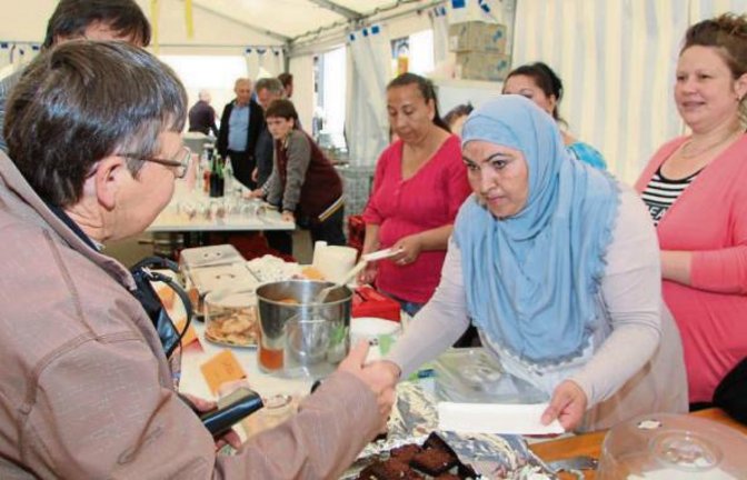 Am Stand der Asylbewerber gab es herzhafte Balkanspezialitäten. Fotos: Gergen