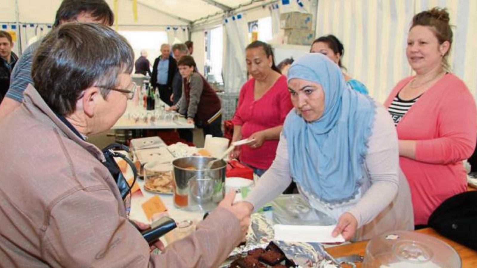 Am Stand der Asylbewerber gab es herzhafte Balkanspezialitäten. Fotos: Gergen