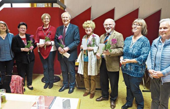 Die geehrten Sänger (von links): Vorsitzende Elke Henz, Lore Spengler, Esther und Ralf Davids, Svanhild und Werner Fallet, Kassiererin Susanne Klein und Elisabeth Pelger – Teamleiterin Stammchor. Christa Creyaufmüller fehlte krankheitsbedingt.  Foto: p