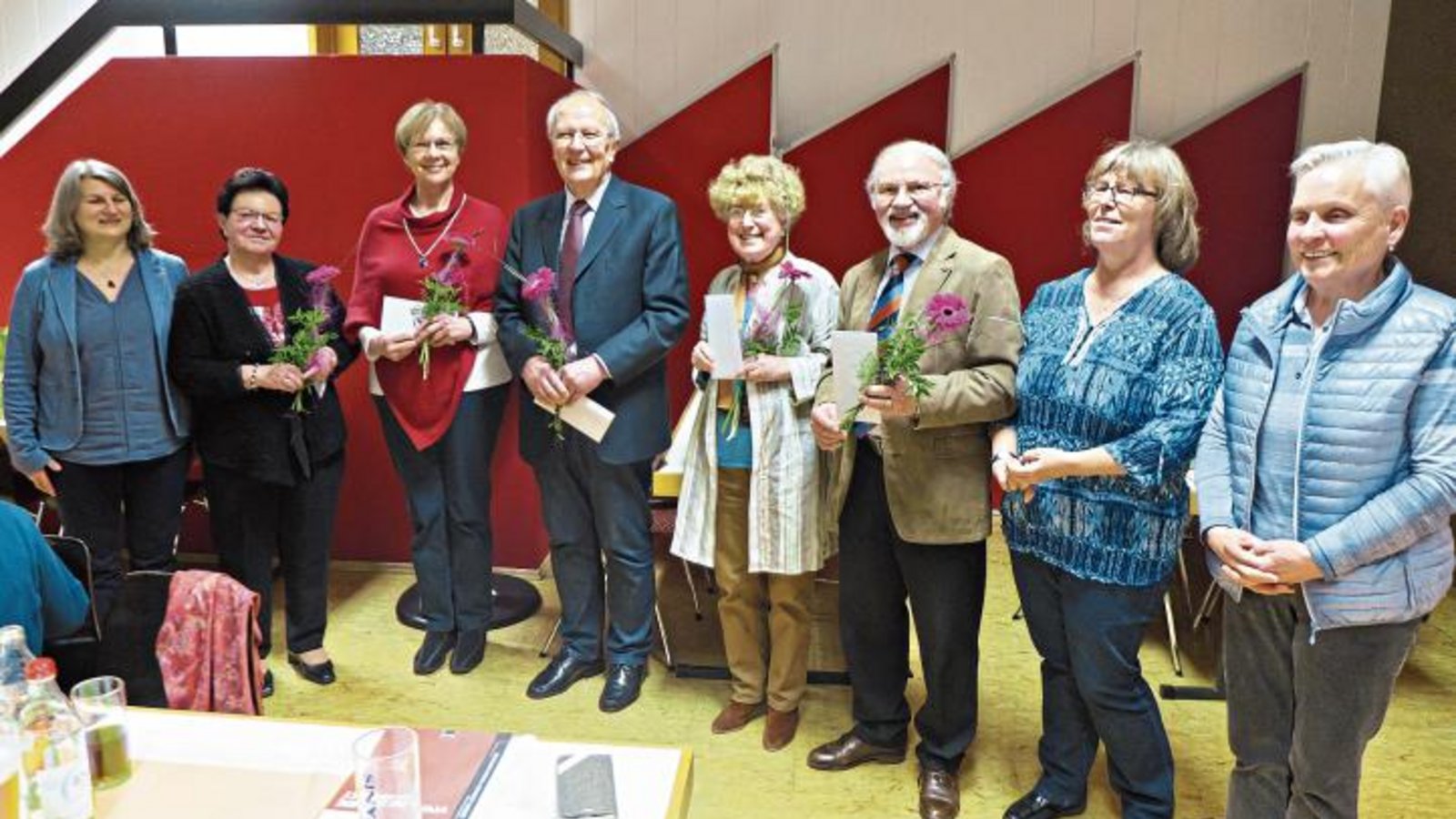 Die geehrten Sänger (von links): Vorsitzende Elke Henz, Lore Spengler, Esther und Ralf Davids, Svanhild und Werner Fallet, Kassiererin Susanne Klein und Elisabeth Pelger – Teamleiterin Stammchor. Christa Creyaufmüller fehlte krankheitsbedingt.  Foto: p