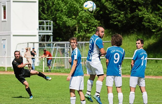Die Auricher Andre Beck, Ivo Schwarz, Dominik Bayer und Moritz Hahl (von links) recken sich vergeblich und müssen zusehen, wie der Freistoß von Jens Bayerdörfer den Weg ins Tor zum Kleinsachsenheimer 1:0 findet. Foto: Küppers