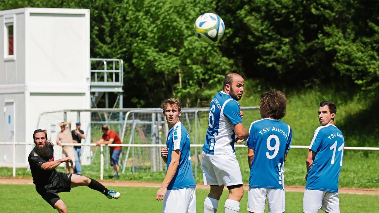 Die Auricher Andre Beck, Ivo Schwarz, Dominik Bayer und Moritz Hahl (von links) recken sich vergeblich und müssen zusehen, wie der Freistoß von Jens Bayerdörfer den Weg ins Tor zum Kleinsachsenheimer 1:0 findet. Foto: Küppers Die Auricher Andre Beck, Ivo Schwarz, Dominik Bayer und Moritz Hahl (von links) recken sich vergeblich und müssen zusehen, wie der Freistoß von Jens Bayerdörfer den Weg ins Tor zum Kleinsachsenheimer 1:0 findet. Foto: Küppers