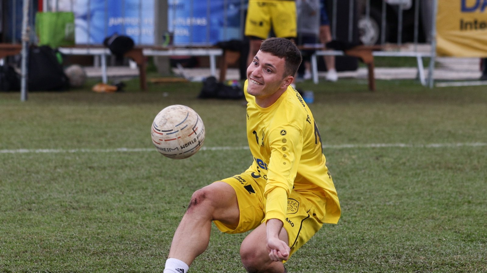 Ein ungewohntes Bild: Der Vaihinger Johannes Jungclaussen steht für den TSV Pfungstadt auf dem Platz. Allerdings nur für die World Tour Finals. Foto: Faustball Deutschland/Spille