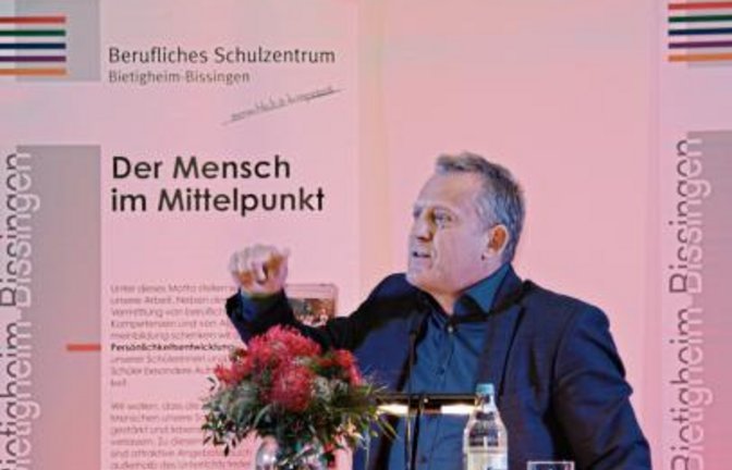 Roman Zitzelsberger sprach in der Sporthalle des BSZ zu den Schülern.  Foto: p