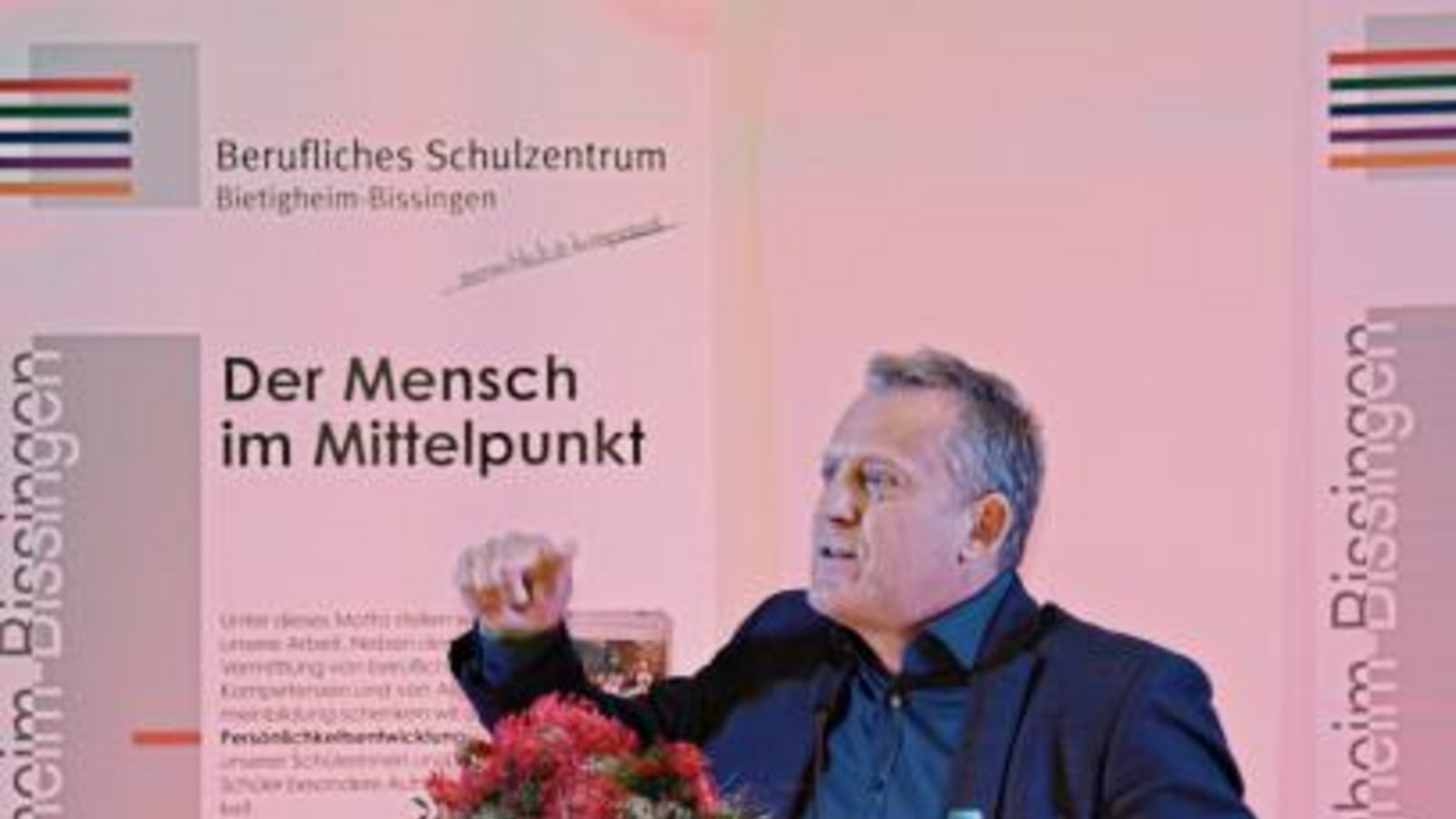 Roman Zitzelsberger sprach in der Sporthalle des BSZ zu den Schülern. Foto: p Roman Zitzelsberger sprach in der Sporthalle des BSZ zu den Schülern. Foto: p