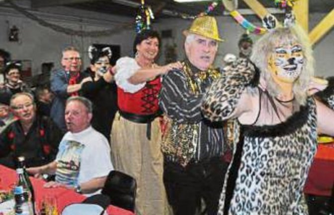 Beim Faschingsball im Illinger Schützenhaus wurde ausgiebig gefeiert.  Foto: Stahlfeld