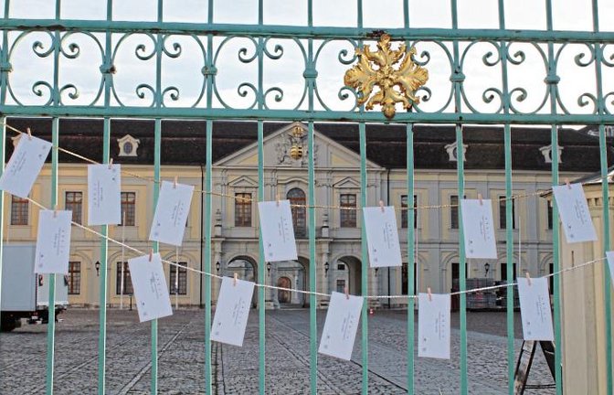 Auch am Gitter zum Schlosshof des Ludwigsburger Residenzschlosses hängen immer samstags und sonntags Zettel mit Geschichten und Geschichtchen zum Mitnehmen.  Foto: SSG