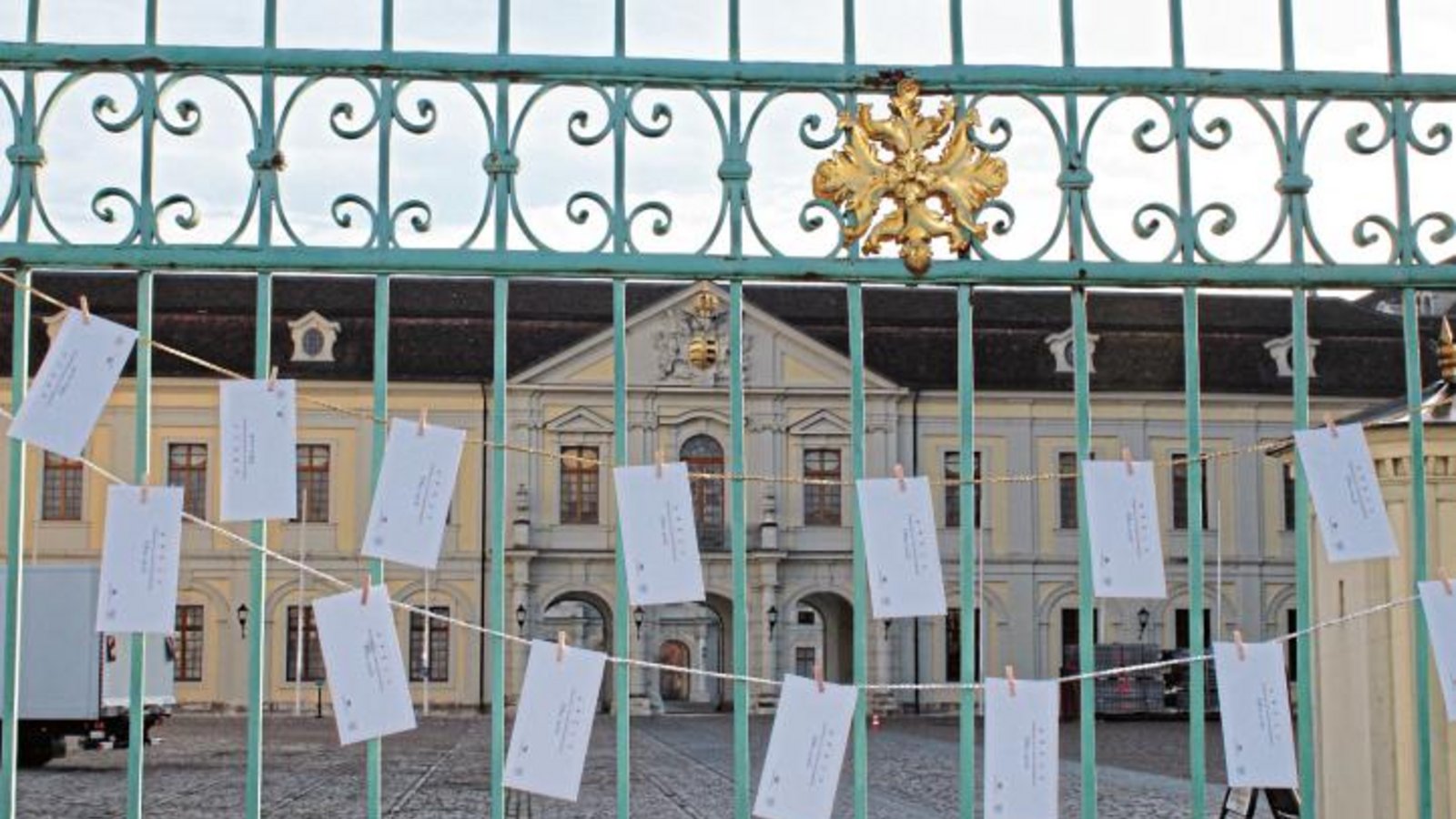 Auch am Gitter zum Schlosshof des Ludwigsburger Residenzschlosses hängen immer samstags und sonntags Zettel mit Geschichten und Geschichtchen zum Mitnehmen. Foto: SSG Auch am Gitter zum Schlosshof des Ludwigsburger Residenzschlosses hängen immer samstags und sonntags Zettel mit Geschichten und Geschichtchen zum Mitnehmen. Foto: SSG