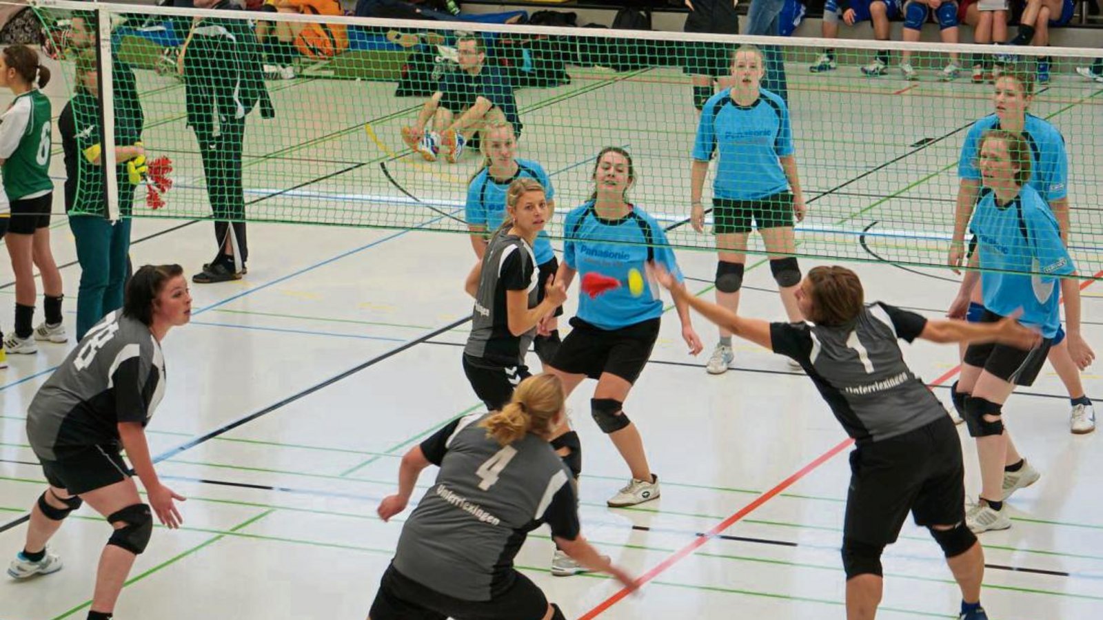 Jeweils zu zaghaft agierten die Enzweihingerinnen (hinten) in den Duellen gegen Unterriexingen in der Vorrunde und im Halbfinale. Foto: Degen