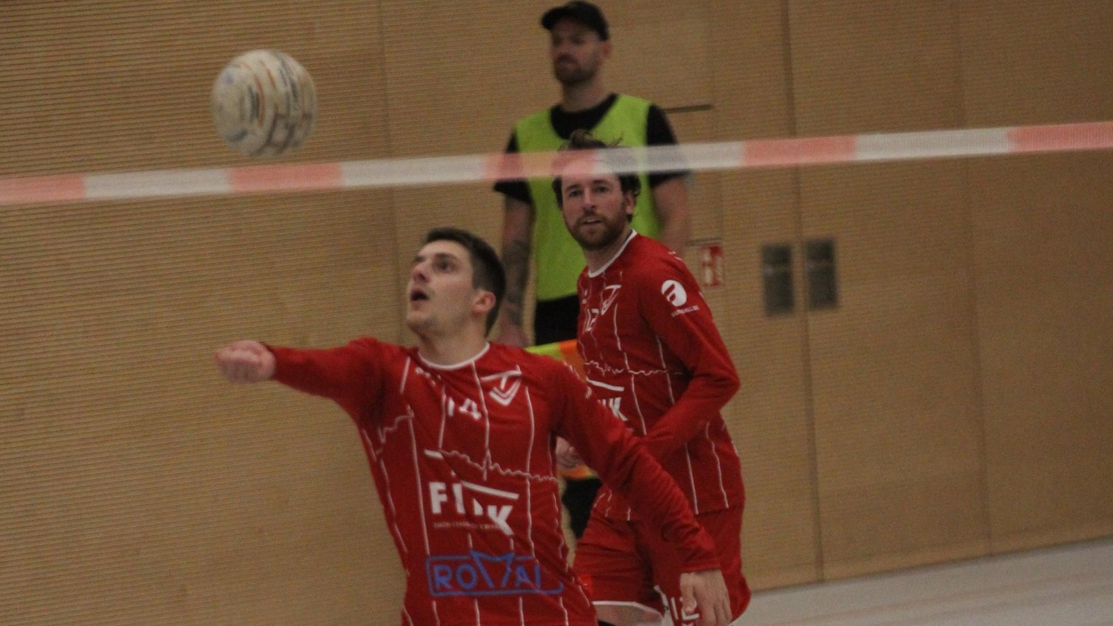 Die beiden Faustballer Jakob Kilpper (vorne) und Felix Schindler vom TV Vaihingen feiern gegen den NLV Stuttgart-Vaihingen den ersten Saisonsieg. Foto: Dittrich