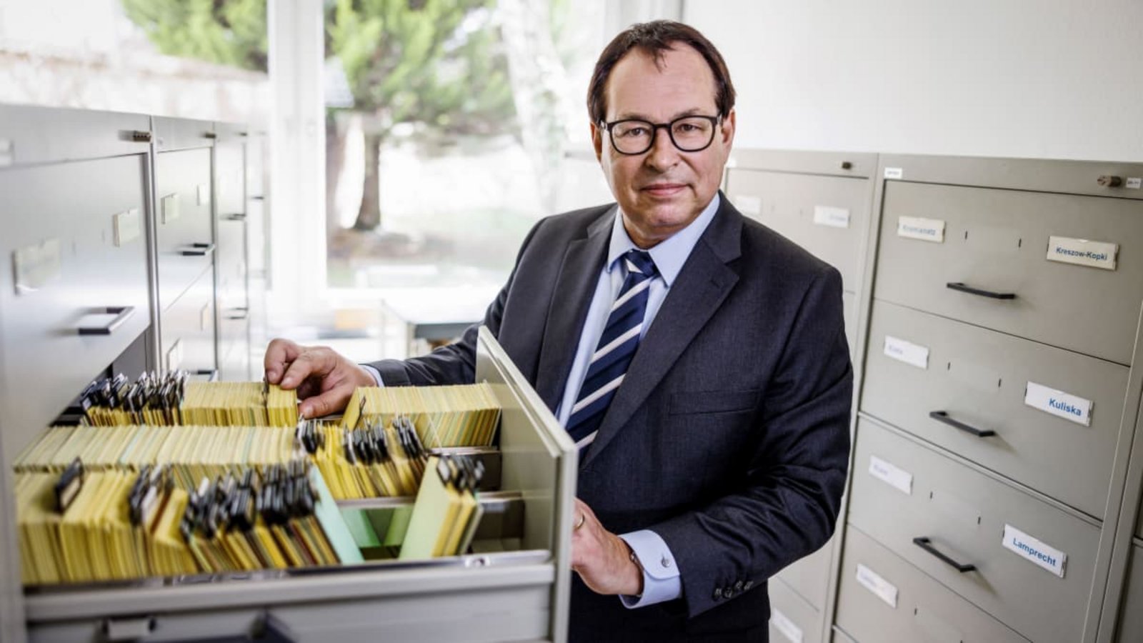 Oberstaatsanwalt Thomas Will am Karteikartenschrank in der Zentralen Stelle in Ludwigsburg.Michael Fuchs Fotografie Oberstaatsanwalt Thomas Will am Karteikartenschrank in der Zentralen Stelle in Ludwigsburg.Michael Fuchs Fotografie