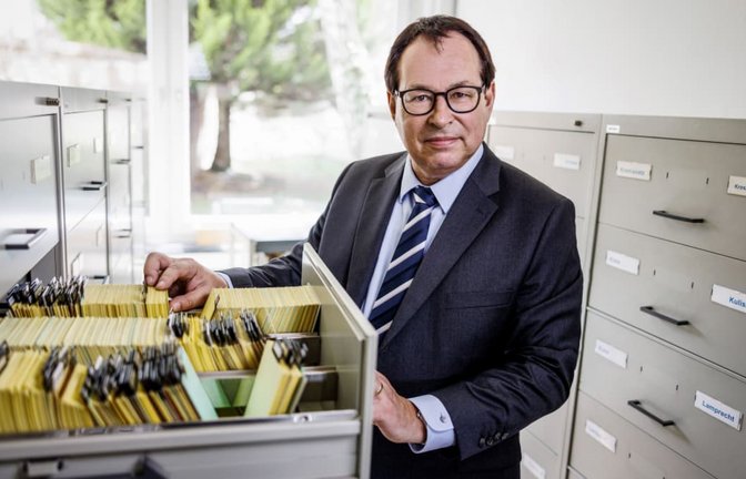 Oberstaatsanwalt Thomas Will am Karteikartenschrank in der Zentralen Stelle in Ludwigsburg.<span class='image-autor'>Michael Fuchs Fotografie</span>