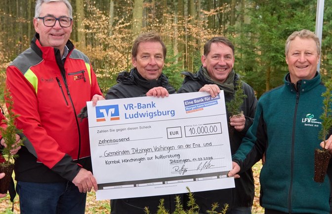 Bei der Übergabe des Symbolschecks (von links): Dr. Simon Boden (Leiter Fachbereich Wald), Dietmar Allgaier (Landrat Landkreis Ludwigsburg), Helmut Kilger und Roland Görgens (Geschäftsführer Conductor), Bernhard Arzt (Ortsvorsteher Heimerdingen), Steffen Frank (Revierförster). <span class='image-autor'>Foto: p</span>