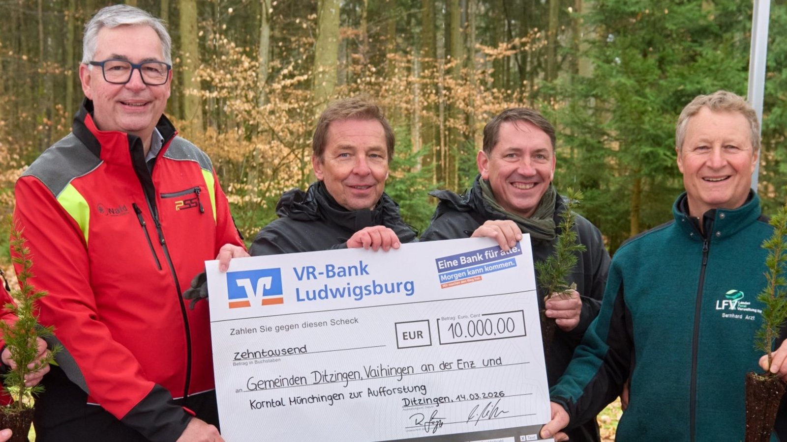 Bei der Übergabe des Symbolschecks (von links): Dr. Simon Boden (Leiter Fachbereich Wald), Dietmar Allgaier (Landrat Landkreis Ludwigsburg), Helmut Kilger und Roland Görgens (Geschäftsführer Conductor), Bernhard Arzt (Ortsvorsteher Heimerdingen), Steffen Frank (Revierförster). Foto: p