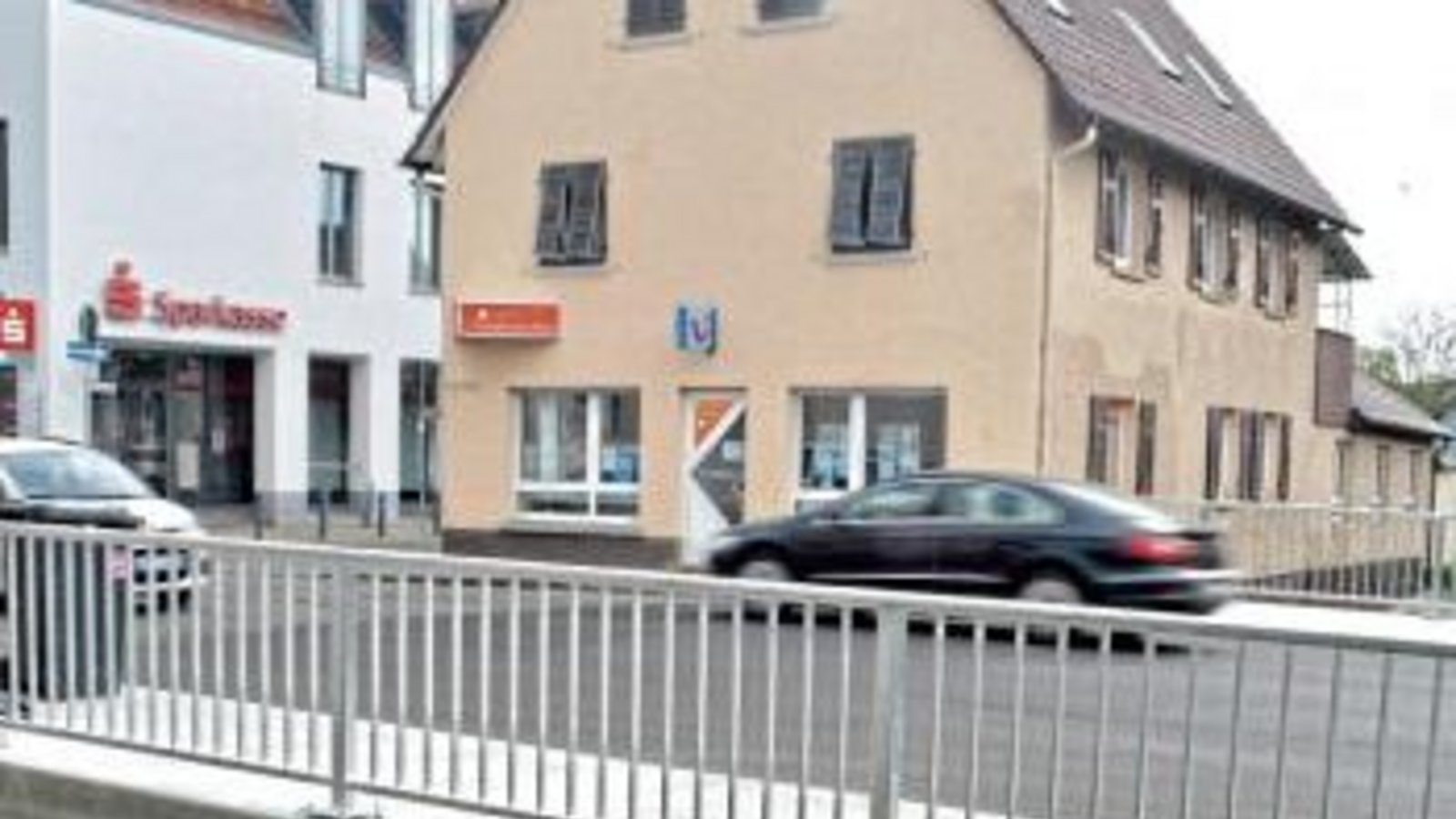 In Illingen ist die Bahnhofstraße wieder für den Durchgangsverkehr geöffnet. Die Kosten für die Sanierung der Schmiebachbrücke belaufen sich auf rund 180 000 Euro. Fotos: Stahlfeld In Illingen ist die Bahnhofstraße wieder für den Durchgangsverkehr geöffnet. Die Kosten für die Sanierung der Schmiebachbrücke belaufen sich auf rund 180 000 Euro. Fotos: Stahlfeld