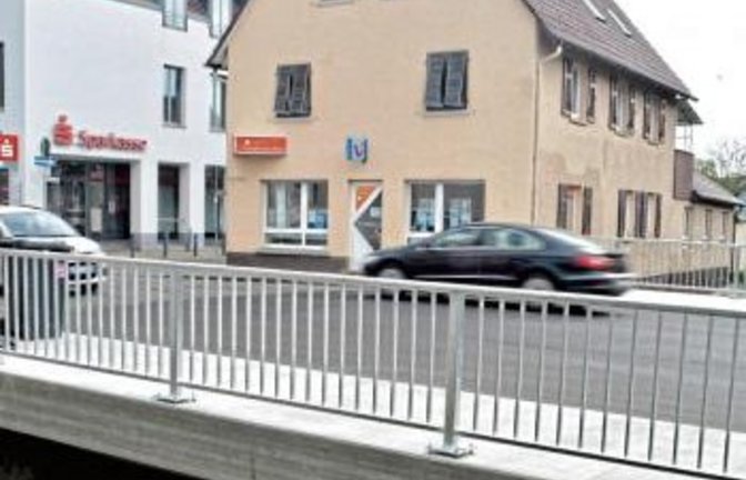 In Illingen ist die Bahnhofstraße wieder für den Durchgangsverkehr geöffnet. Die Kosten für die Sanierung der Schmiebachbrücke belaufen sich auf rund 180 000 Euro.  Fotos: Stahlfeld