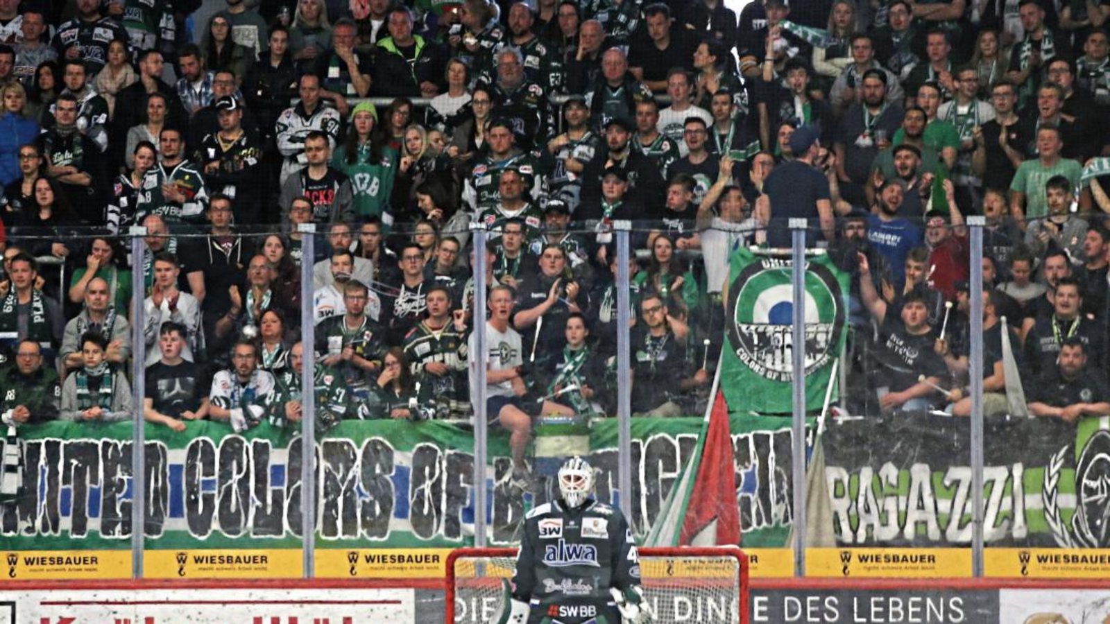 Ernüchterung herrscht bei Steelers-Goalie Ilya Sharipov (vorne) und den Bietigheimer Fans nach dem Aus im Playoff-Viertelfinale. Foto: Baumann Ernüchterung herrscht bei Steelers-Goalie Ilya Sharipov (vorne) und den Bietigheimer Fans nach dem Aus im Playoff-Viertelfinale. Foto: Baumann