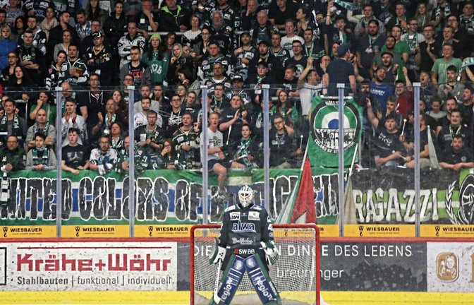 Ernüchterung herrscht bei Steelers-Goalie Ilya Sharipov (vorne) und den Bietigheimer Fans nach dem Aus im Playoff-Viertelfinale. Foto: Baumann