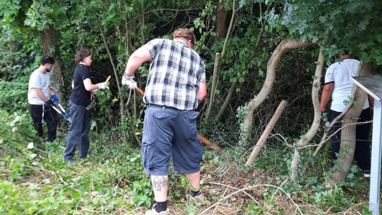 Gemeinsam für die KZ-Gedenkstätte im Einsatz: die Klasse 9b der Schlossbergschule bei den Pflegearbeiten. Foto: p Gemeinsam für die KZ-Gedenkstätte im Einsatz: die Klasse 9b der Schlossbergschule bei den Pflegearbeiten. Foto: p
