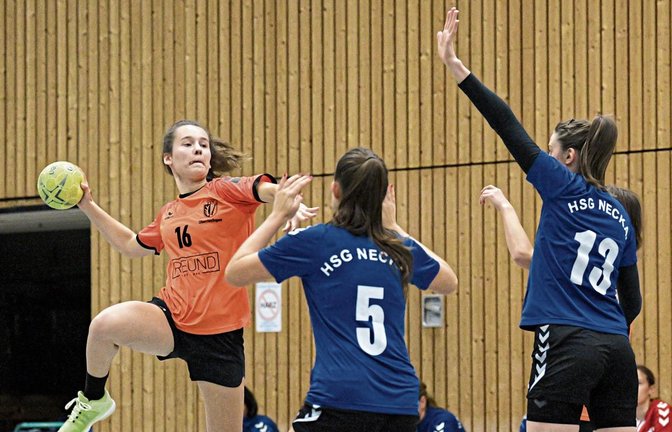 Oberriexingens Bianca Bortel (links) steigt zum Sprungwurf hoch. Sie setzt den Schlusspunkt im Spiel gegen die Reserve der HSG Neckar. Foto: Leitner