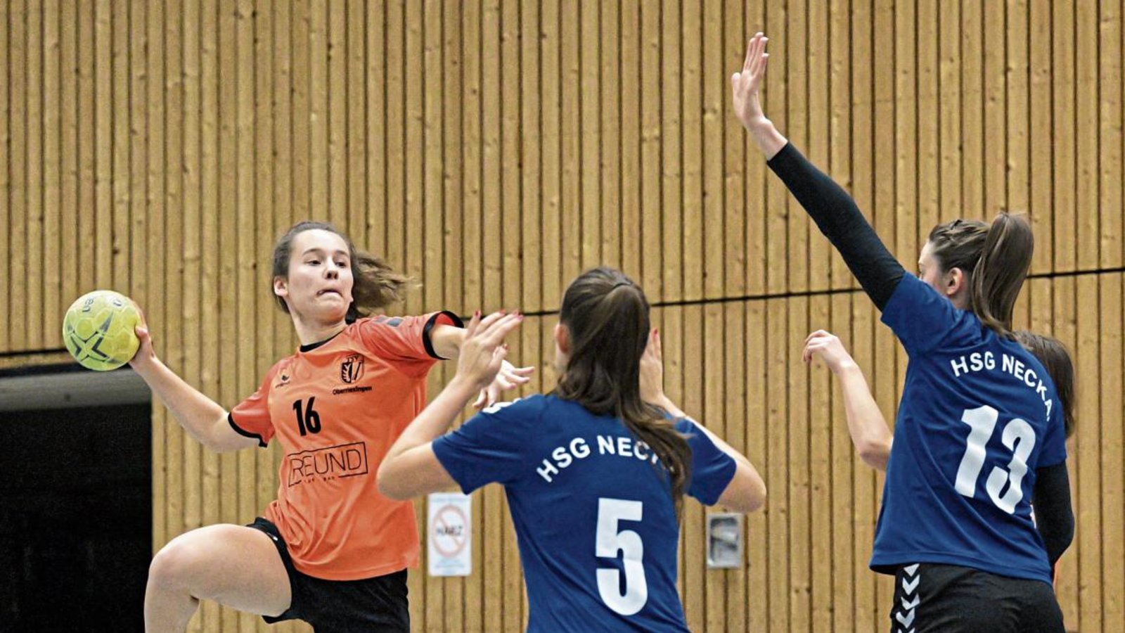 Oberriexingens Bianca Bortel (links) steigt zum Sprungwurf hoch. Sie setzt den Schlusspunkt im Spiel gegen die Reserve der HSG Neckar. Foto: Leitner Oberriexingens Bianca Bortel (links) steigt zum Sprungwurf hoch. Sie setzt den Schlusspunkt im Spiel gegen die Reserve der HSG Neckar. Foto: Leitner
