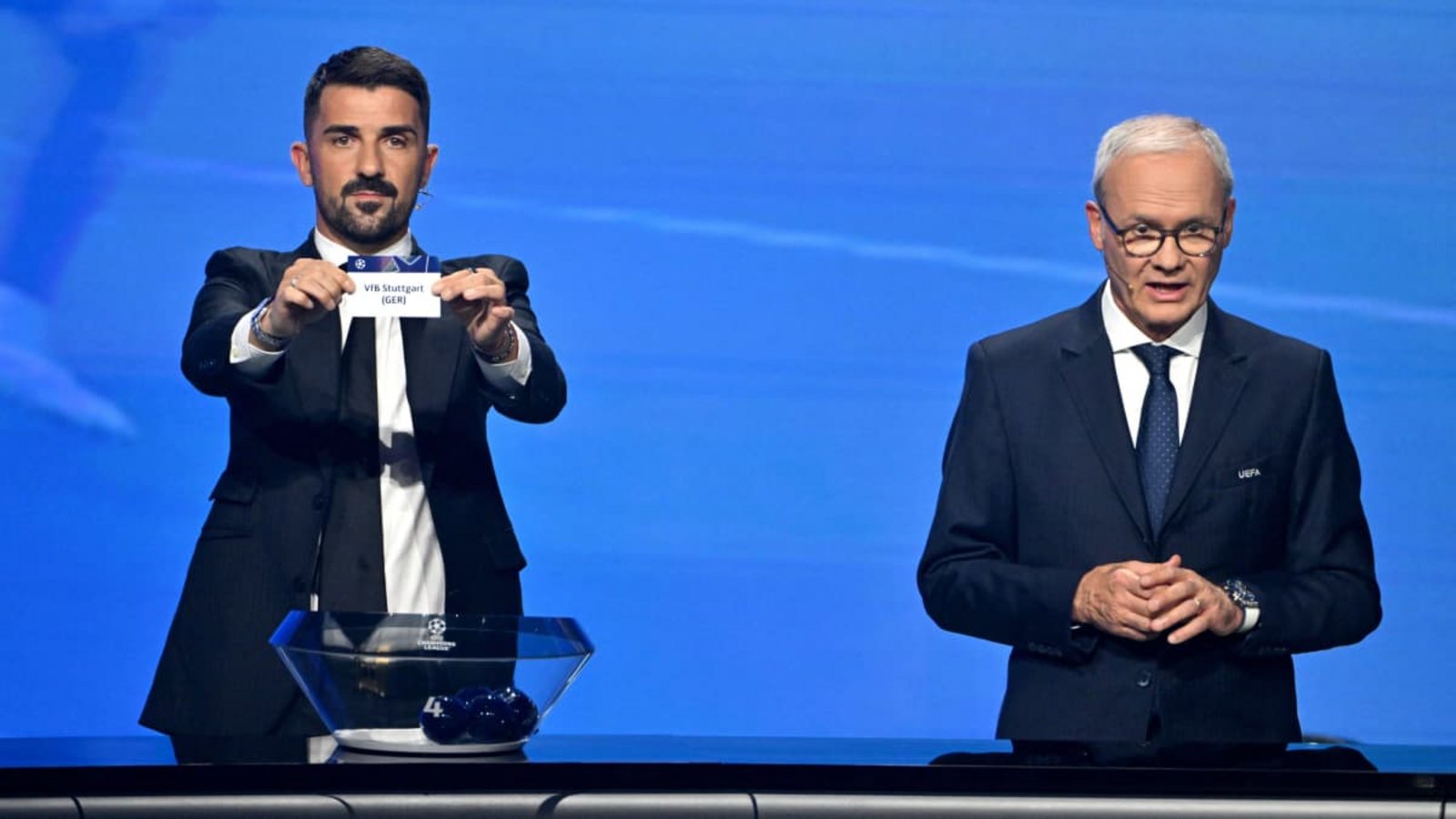 Ex-Profi David Villa zog bei der Auslosung der Champions League-Gruppenphase am Donnerstagabend den VfB Stuttgart. Neben ihm der stellvertretende UEFA-Generalsekretär Giorgio Marchetti.IMAGO/Bruno Bebert/Bestimage
