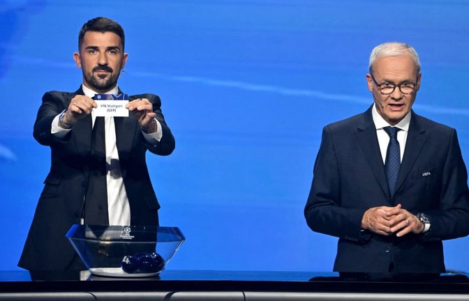 Ex-Profi David Villa zog bei der Auslosung der Champions League-Gruppenphase am Donnerstagabend den VfB Stuttgart. Neben ihm der stellvertretende UEFA-Generalsekretär Giorgio Marchetti.<span class='image-autor'>IMAGO/Bruno Bebert/Bestimage</span>