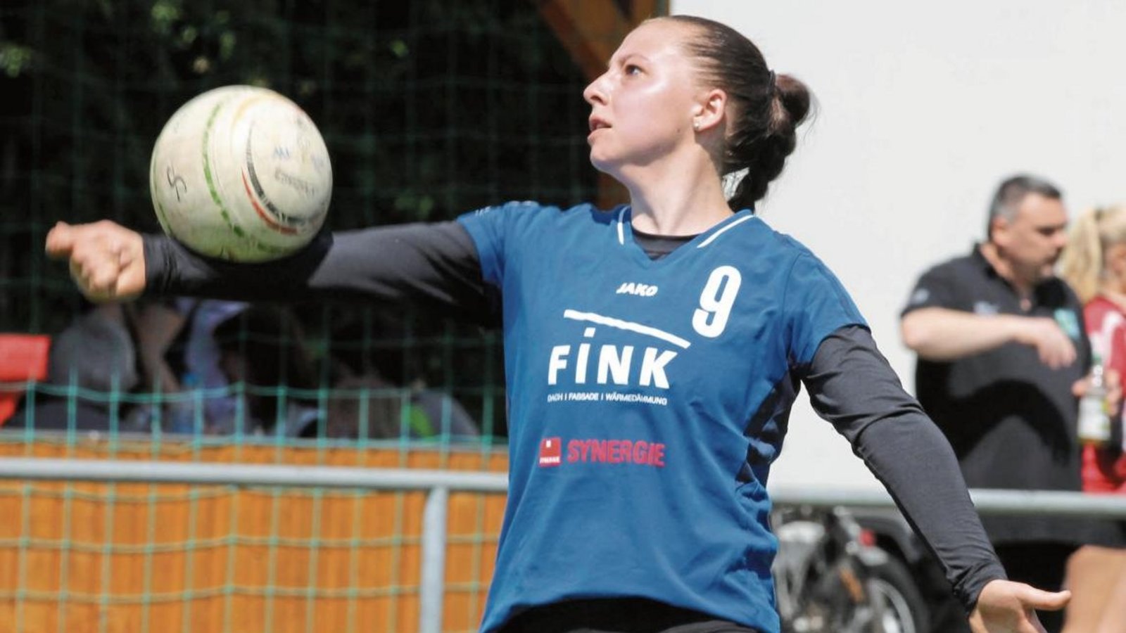 Laura Schinko – bis vor kurzem Kühner – hat mit den TVV-Faustballerinnen einen versöhnlichen Saisonabschluss gefeiert. Foto: Archiv/Nachreiner Laura Schinko – bis vor kurzem Kühner – hat mit den TVV-Faustballerinnen einen versöhnlichen Saisonabschluss gefeiert. Foto: Archiv/Nachreiner