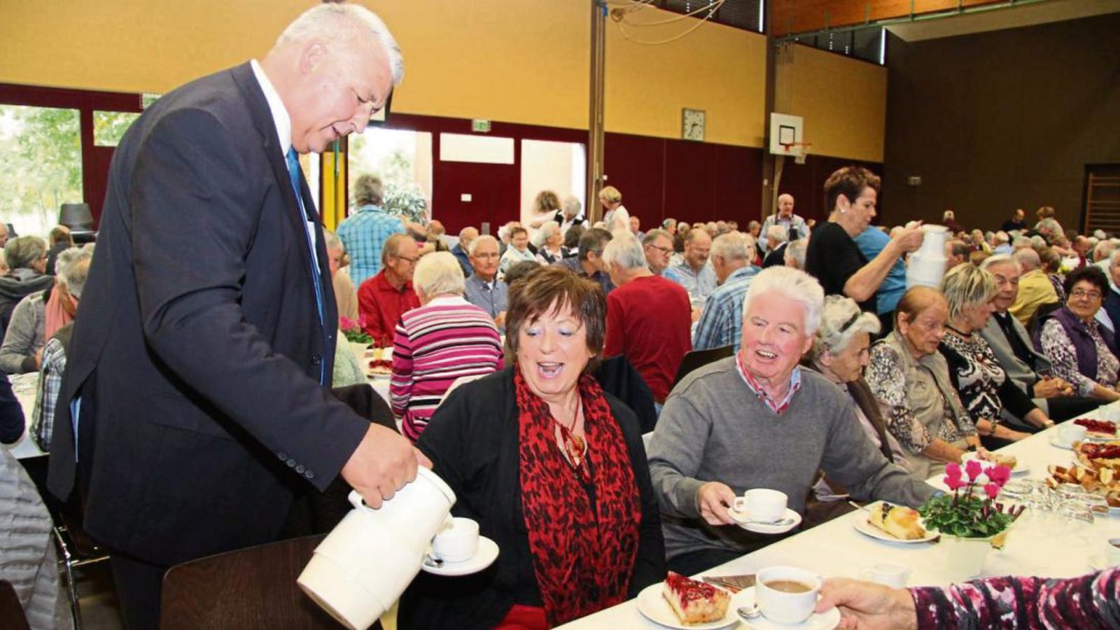 Bürgermeister Peter Schäfer schenkte selbst Kaffee aus. Bürgermeister Peter Schäfer schenkte selbst Kaffee aus.