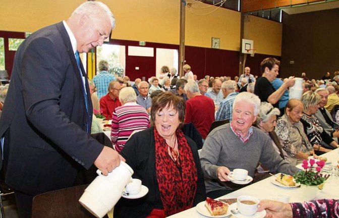 Bürgermeister Peter Schäfer schenkte selbst Kaffee aus.
