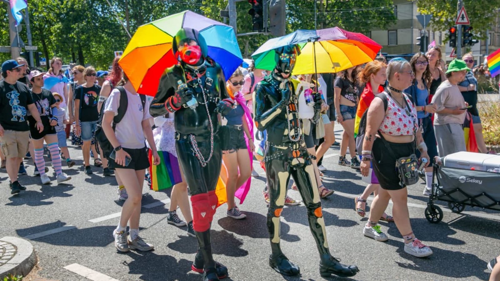 Etwa 1000 queere Menschen sind am Samstag durch die Esslinger Innenstadt gezogen, um für ihre Rechte zu demonstrieren - trotz hoher Temperaturen teilweise in schweißtreibenden Ganzkörperoutfits.Roberto Bulgrin Etwa 1000 queere Menschen sind am Samstag durch die Esslinger Innenstadt gezogen, um für ihre Rechte zu demonstrieren - trotz hoher Temperaturen teilweise in schweißtreibenden Ganzkörperoutfits.Roberto Bulgrin