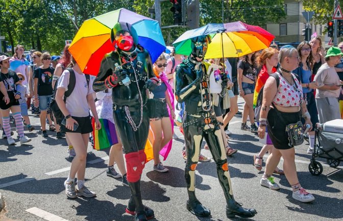 Etwa 1000 queere Menschen sind am Samstag durch die Esslinger Innenstadt gezogen, um für ihre Rechte zu demonstrieren - trotz hoher Temperaturen teilweise in schweißtreibenden Ganzkörperoutfits.<span class='image-autor'>Roberto Bulgrin</span>