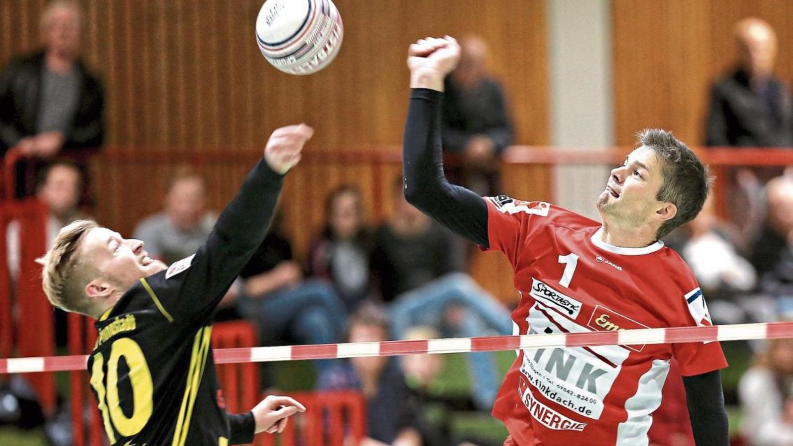Kolja Meyer (rechts) kämpft an der Leine ausnahmsweise mit Sebastian Thomas. Der TVV-Trainer freut sich über die Teamleistung. Foto: Küppers Kolja Meyer (rechts) kämpft an der Leine ausnahmsweise mit Sebastian Thomas. Der TVV-Trainer freut sich über die Teamleistung. Foto: Küppers