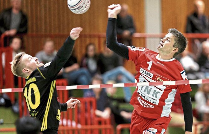 Kolja Meyer (rechts) kämpft an der Leine ausnahmsweise mit Sebastian Thomas. Der TVV-Trainer freut sich über die Teamleistung. Foto: Küppers