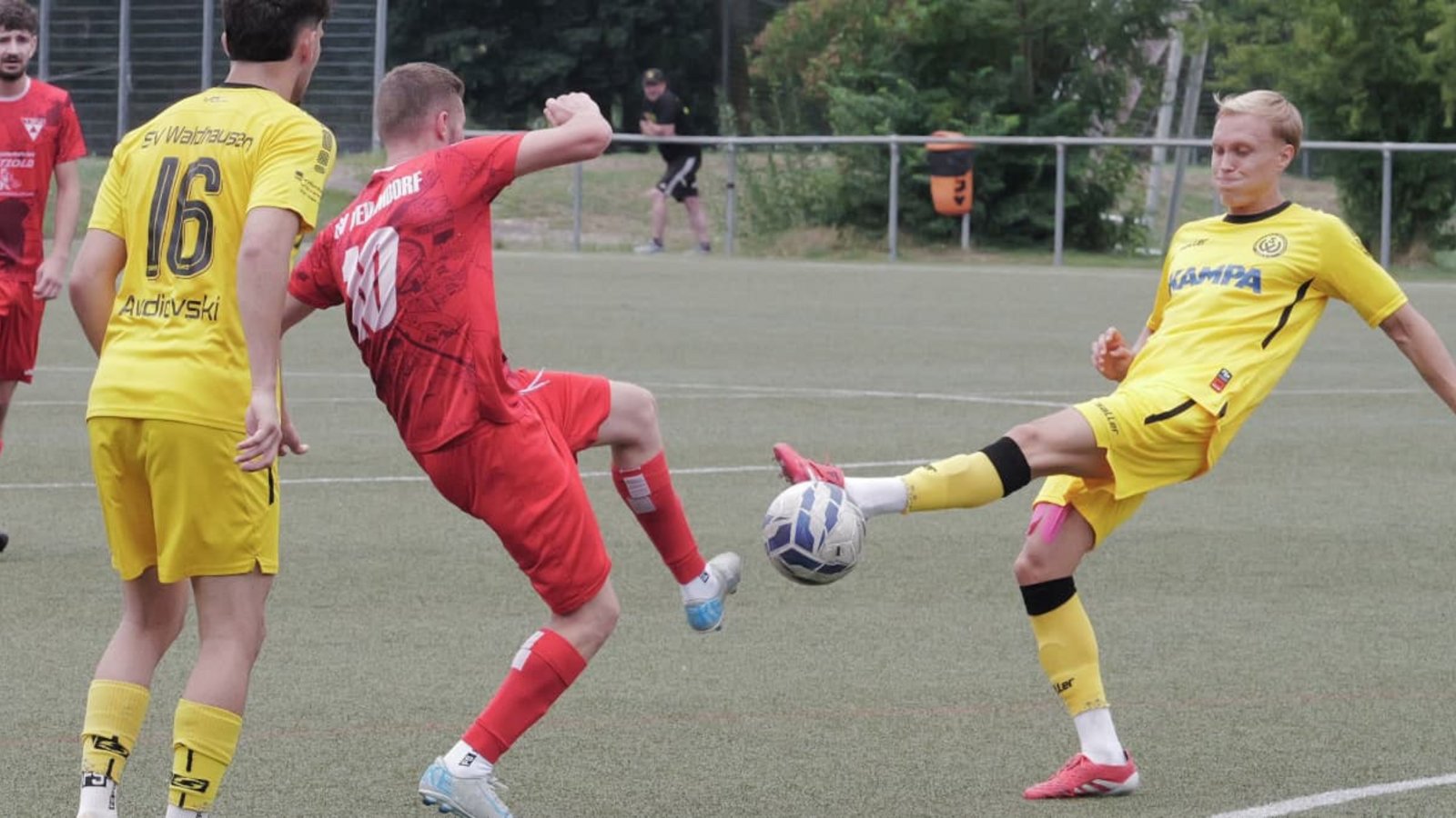 Sascha Kraft (in Rot) und der TSV Weilimdorf II gaben zwar alles, waren gegen Waldhausen aber chancenlos.Günter Bergmann Sascha Kraft (in Rot) und der TSV Weilimdorf II gaben zwar alles, waren gegen Waldhausen aber chancenlos.Günter Bergmann